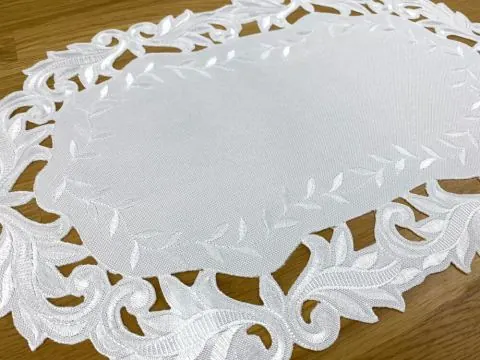 Serwetka Haftowana Owalna 30x45 Śnieżnobiała z Bogatym Ażurem 471