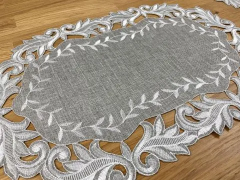 Elegancka Serwetka Haftowana Owalna 30x45 – Popielata z Haftem 471