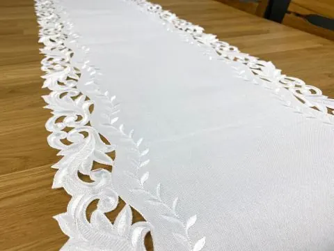 Elegancki Bieżnik Haftowany 40x140 cm – Śnieżnobiały z Haftem i Ażurem 471