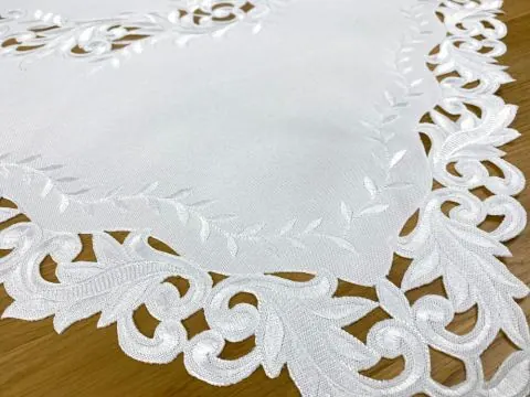 Elegancki Bieżnik Haftowany 85x85 cm - Śnieżnobiały z Haftem i Ażurem 471