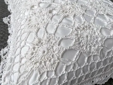 Poszewka Dekoracyjna Szydełkowa 40x40 cm – Białe Rękodzieło