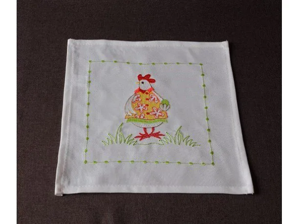 Serwetka Wielkanocna z Kurką 25x25 cm – Mała Serwetka Świąteczna
