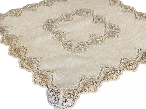 Elegancki Bieżnik Lniano-Beżowy 85x85 Kwadratowa Nakładka z Wyrafinowaną Gipiurą