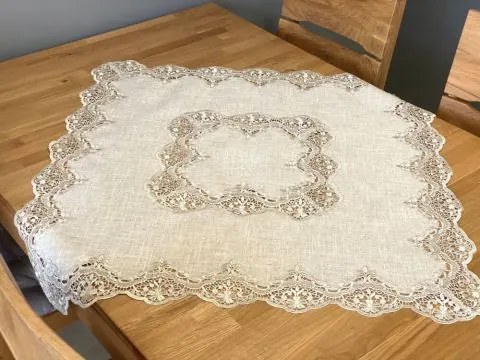 Elegancki Bieżnik Lniano-Beżowy 85x85 Kwadratowa Nakładka z Wyrafinowaną Gipiurą