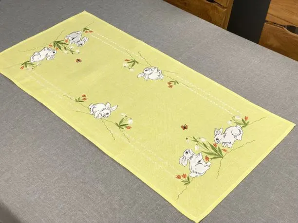 Serwetka świąteczna 40x90 zajączki żółte int 5530 wielkanoc