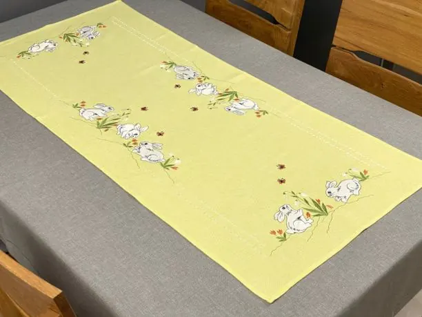 Bieżnik świąteczny 55x120 zajączki żółte int 5530 wielkanoc