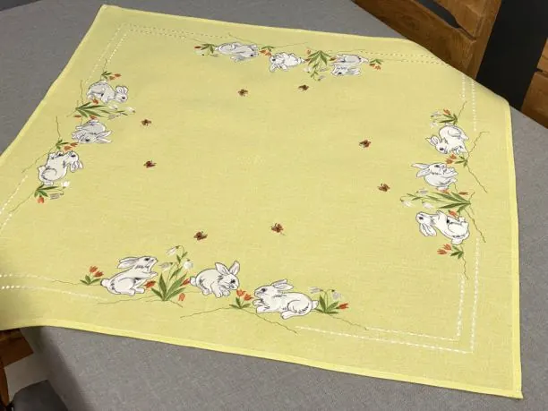 Bieżnik świąteczny 85x85 zajączki żółte int 5530 wielkanoc
