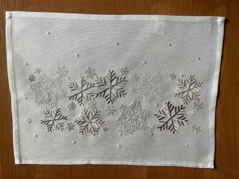 Podkładka świąteczna pod talerz 30x40 cm | Mata srebrne śnieżynki Boże Narodzenie