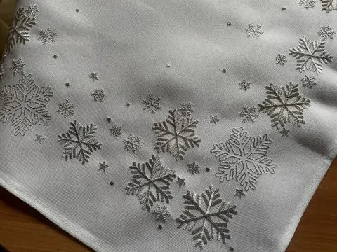 Serweta świąteczna 85x85 cm | Bieżnik kwadratowy srebrne śnieżynki