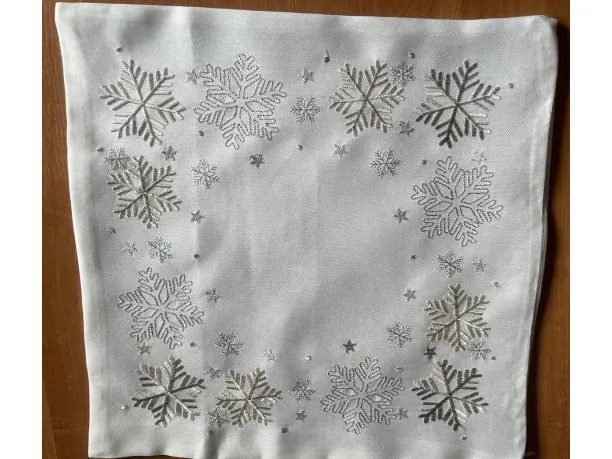 Poszewka dekoracyjna 40x40 srebrne śnieżynki int 429 - 1 szt Boże Narodzenie