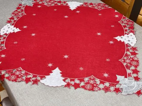 Bieżnik Świąteczny Czerwony 85x85 cm – Srebrna Choinka – Dekoracja Stołu