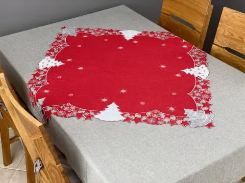 Bieżnik Świąteczny Czerwony 85x85 cm – Srebrna Choinka – Dekoracja Stołu