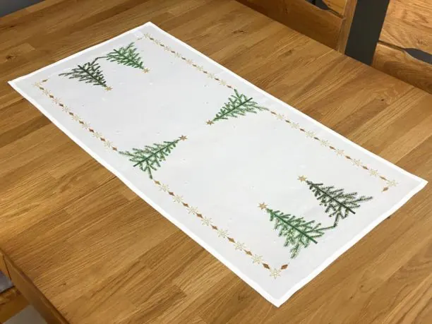 Bieżnik świąteczny biały 40x85 cm int 1196 zielona choinka boże narodzenie 1 szt