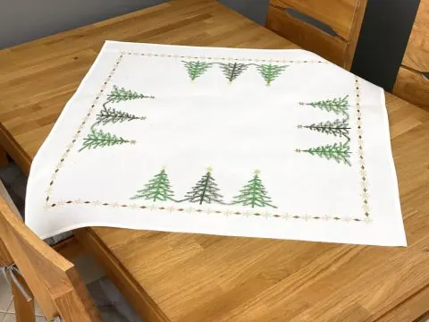 Bieżnik świąteczny na stół ławę Choinka Biały 85x85 cm
