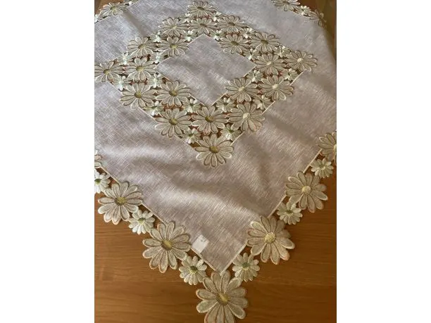 Bieżnik Haftowany 85x85 beżowe margaretki int 005