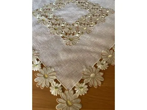 Bieżnik haftowany 85x85 cm beżowe margaretki – Elegancka serweta z organtyny