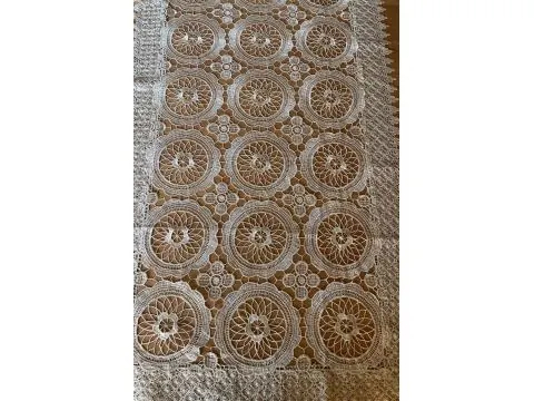 Bieżnik gipiurowy 60x120 – beżowa aplikacja, elegancka dekoracja stołu