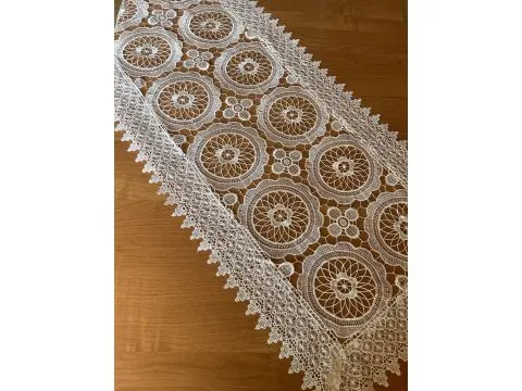 Bieżnik gipiurowy 45x105 – biała aplikacja, elegancka dekoracja stołu