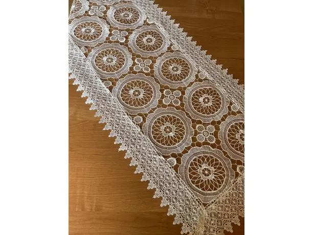 Bieżnik gipiurowy 45x105 – biała aplikacja, elegancka dekoracja stołu