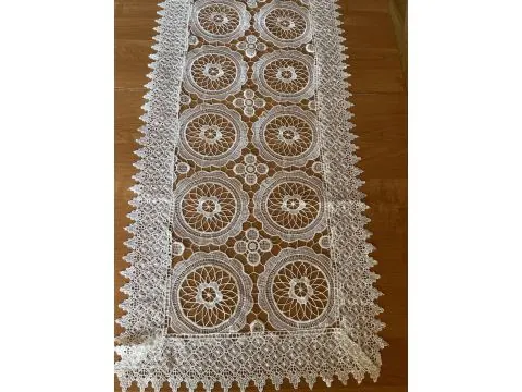 Bieżnik gipiurowy 45x105 – biała aplikacja, elegancka dekoracja stołu