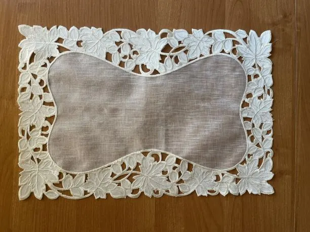 Bieżnik haftowany 30x45 cm owalny – jasno-kremowy z haftowanymi listkami i organtyną