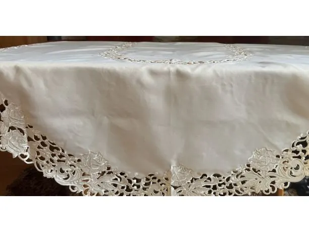 Obrus Haftowany Owalny 140x200 cm – Kremowy z Motywem Róży, Elegancka Dekoracja Stołu
