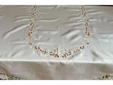 Owalny obrus haftowany 150x260 – Satynowy blask i ażurowe zdobienia