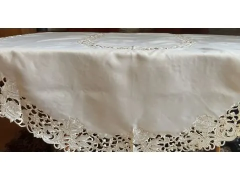 Owalny obrus haftowany 150x260 – Satynowy blask i ażurowe zdobienia