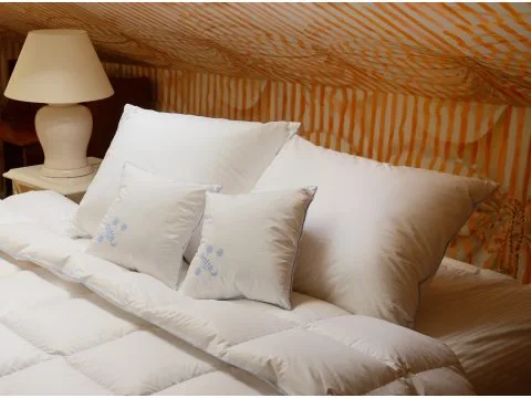 Poduszka puchowa Notte Neve 80x80 trzykomorowa Animex