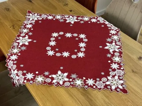 Bieżnik świąteczny 85x85 cm czerwony z białymi śnieżynkami – Boże Narodzenie