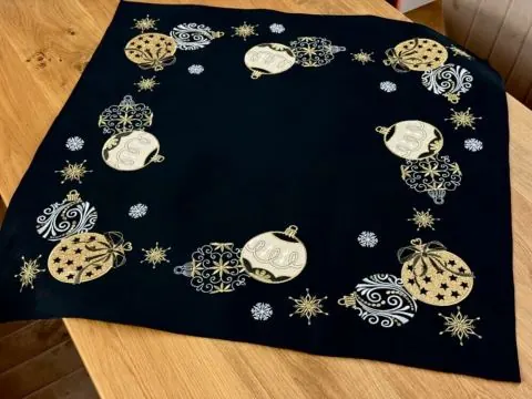 Bieżnik świąteczny 85x85 cm czarny ze złotymi bombkami – Boże Narodzenie