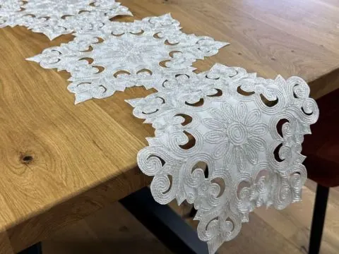 Bieżnik świąteczny 28x100 cm biały ze srebrnym haftem – Boże Narodzenie