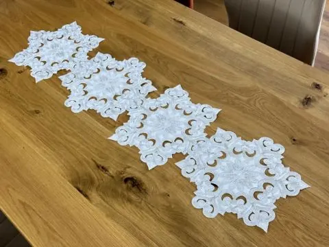 Bieżnik świąteczny 28x100 cm biały ze srebrnym haftem – Boże Narodzenie