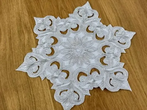 Serwetka świąteczna 28 cm biała ze srebrnym haftem – Boże Narodzenie