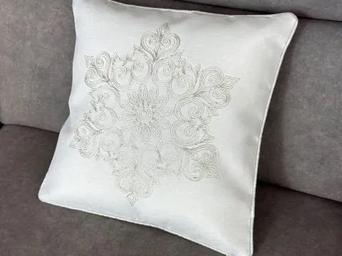 Poszewka świąteczna 40x40 cm biała ze srebrnym haftem – Boże Narodzenie