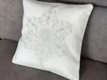 Poszewka świąteczna 40x40 cm biała ze srebrnym haftem – Boże Narodzenie
