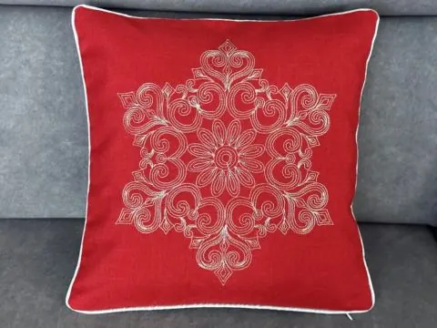 Czerwona poszewka świąteczna 40x40 cm ze srebrnym haftem – dekoracja Boże Narodzenie