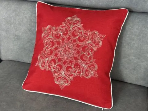 Czerwona poszewka świąteczna 40x40 cm ze srebrnym haftem – dekoracja Boże Narodzenie