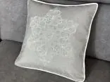 Poszewka świąteczna 40x40 cm szara z jasnym haftem Boże Narodzenie dekoracyjna poszewka na poduszkę 1 szt