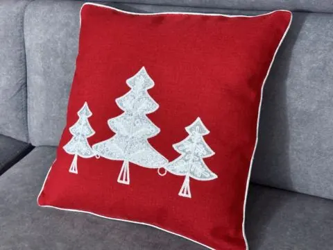 Poszewka świąteczna 40x40 cm czerwona ze srebrnymi choinkami – Boże Narodzenie