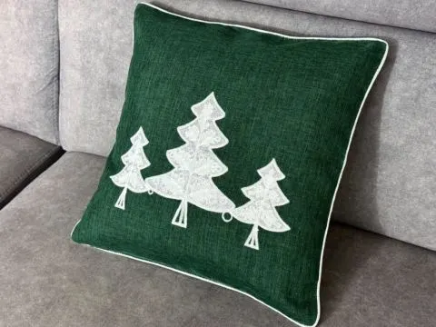 Poszewka świąteczna srebrne choinki na zielonym tle 40x40 cm int 1343 Boże Narodzenie 1 szt Poszewka świąteczna srebrne choinki na zielonym tle 40x40 cm int 1343 Boże Narodzenie 1 szt