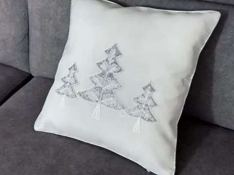 Biała poszewka świąteczna ze srebrnymi choinkami 40x40 cm – dekoracja Boże Narodzenie
