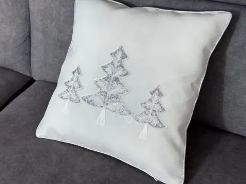 Poszewka świąteczna srebrne choinki na białym tle 40x40 cm int 1343 Boże Narodzenie 1 szt Poszewka świąteczna srebrne choinki na białym tle 40x40 cm int 1343 Boże Narodzenie 1 szt