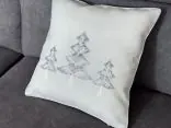 Biała poszewka świąteczna ze srebrnymi choinkami 40x40 cm – dekoracja Boże Narodzenie