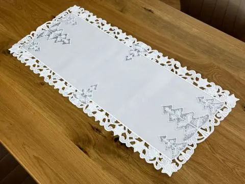 Biały bieżnik świąteczny ze srebrnymi choinkami 40x85 cm – elegancka dekoracja stołu na Boże Narodzenie
