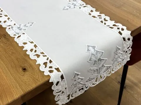 Bieżnik świąteczny 40x140 cm biały ze srebrnymi choinkami – Boże Narodzenie