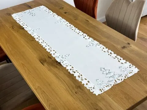 Bieżnik świąteczny 40x140 cm biały ze srebrnymi choinkami – Boże Narodzenie