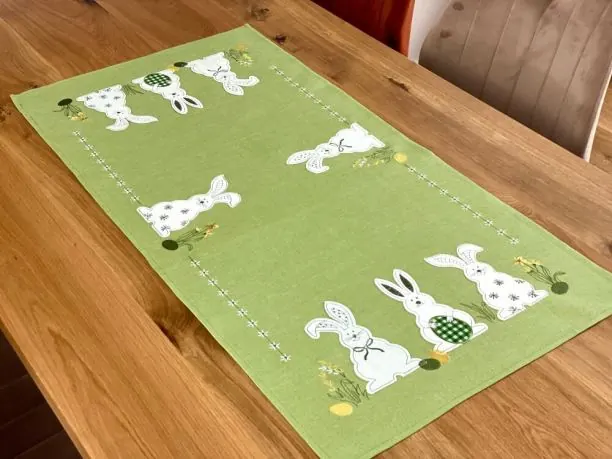 Bieżnik świąteczny 50x100 trzy zajączki na zielonym tle int 0374 wielkanocny