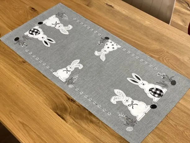 Bieżnik świąteczny 40x85 trzy zajączki na popielatym tle int 0374 wielkanocny