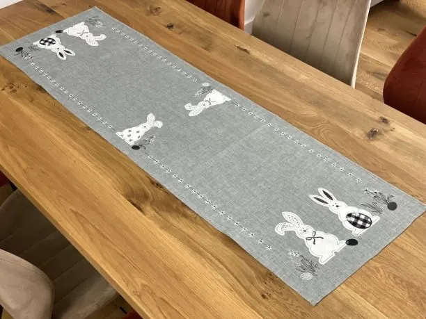 Bieżnik świąteczny 40x140 cm trzy zajączki na popielatym tle int 0374 wielkanocny